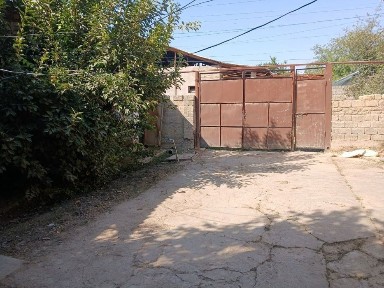 Sotiladi! 8 sotix hovli - 2 ta uy, yozgi va qishki molxona | Yuqori Ch