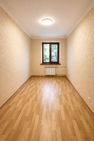 Shoshilinch sotiladi: 3 xonali kvartira, evroremont, g‘ishtli uy