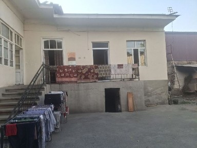 Hovli uy sotiladi