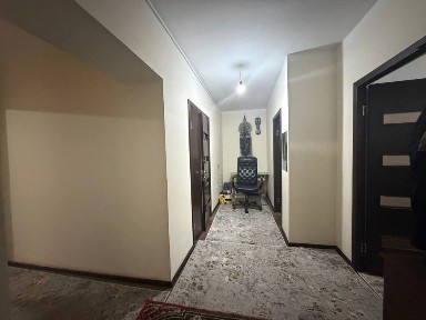 Qorasuv motrid 2 etaj 3 xona sotiladi