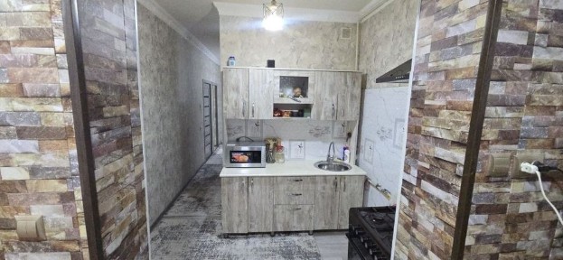 Продается 3х ком кв в Чирчике с мебелью 10 мкн 1 этаж в доль дороги