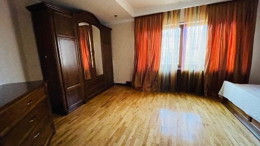 Садык Азимова 3/5/5 квартира продается