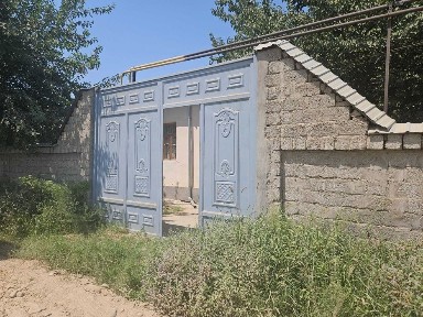 большой участок с домом и садом у канала в Маданияте
