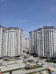 Qorasuvda poliklinika yonida 2 xona ijaraga 16-qavatli dom 8-qavatid