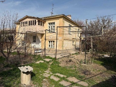 Продается дом на 13 сотках земли. Дом 2-х этажный. Кирпичный.