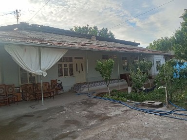 Xasanboyda hovli sotiladi maydoni 13.66 soʻtix 7-hona fasad 25.80m