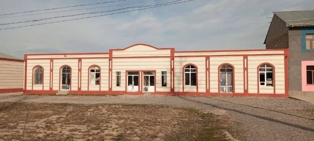 Нотурар бино сотилади. Продается
