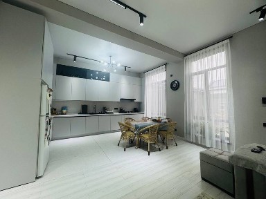 Продаётся 2 этажный дом. 7 комнат. 2.7 сотки земли. 240 м²