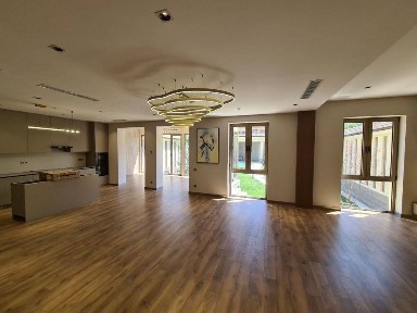 Продам евро дом Мирзо-Улугбекский районе Луначарском 6 соток 3 уровня