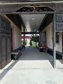6 so'tiqli hovli sotiladu