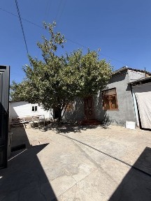 Qarshi shahar markazidan hovli sotiladi