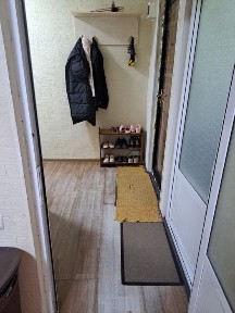 Сдается 2 ком квартира на 2 этаже в центре.