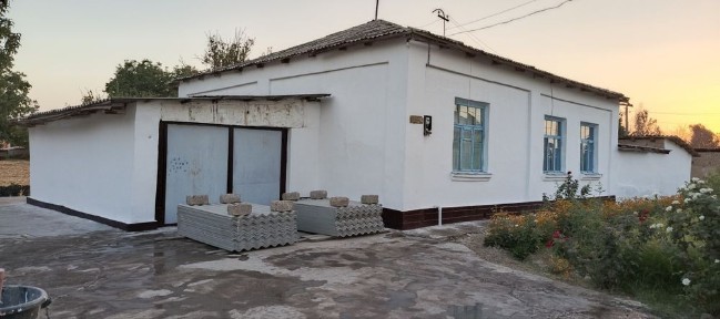 Hovli uy sotuladi