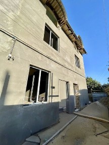 Pobeda maxallasi da Yengi qurilgan xovli sotiladi. 6 ta xona.Srochno