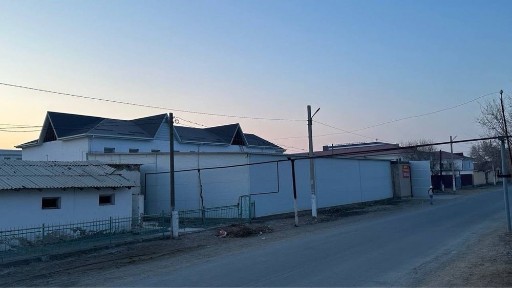 Нөкис қаласы орайлық базарға жақын жерде жайласқан имарат сатылады