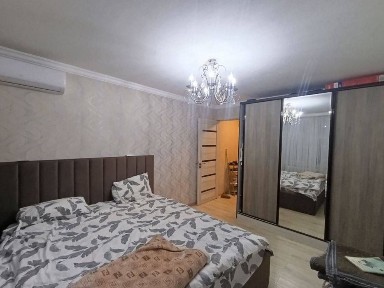 Чиланзар 2 Трговый центр Продается 3 комнатная кирпич балкон 2/4