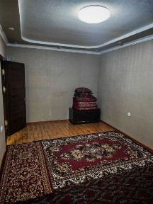 Сдаётся 2 комнатная кв на первом этаже! 2 Xonali kv ijaraga beriladi!