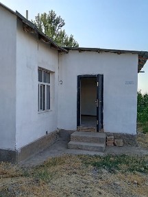 Hovli uy sotiladi