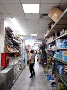 Jomiy bozorda doʻkon sotiladi tayyor arendator bilan ishlab turgan.