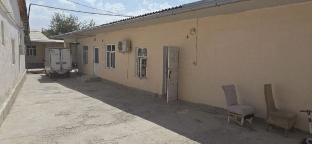 Бузсувда 6-сотих 8 хонали таййор дукони билан уй сотилади