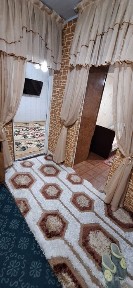 Срочно! 2 хоналик уй сотилади, Бобур 3, хамма нарсаси билан, 4 этаж.