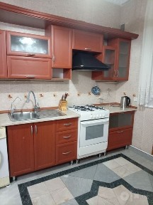 Аренда 4/1/4 высоко потолок. кв. В районе парка Бабура 750 у.е.