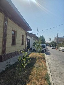 Hovli uy sotiladi