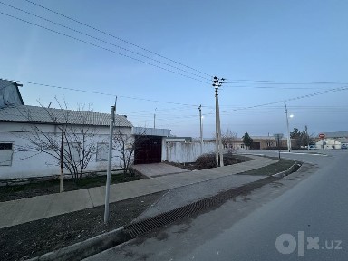 Ховли сотилади бизнес килиш учун кулай жойлашувда. Юл устида