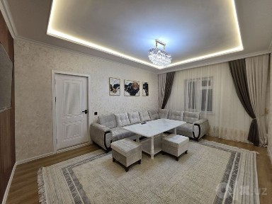 Продается квартира на 3 этаже площадью 60 в Согдиане ор. 63 школа