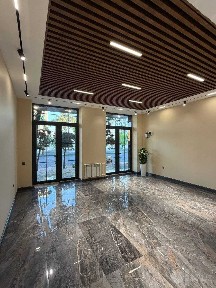 Коммерческое помещение ул. Бабура ЖК Узбегим 85 м² потолки 5,5 м 1-лин