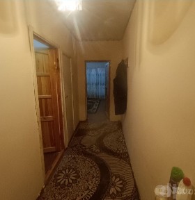 Своя Бадамзар 1 переделанная в 2х комнатную дом голерейного типа кирпи