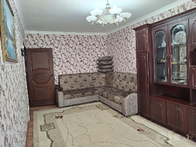 Uy sotiladi shodlik koʻchasida 3 etajli domni 1qavatida remonti yaxshi