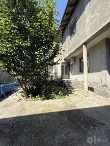 Yunsobod 17kv 2.5 sotix ucastka sotiladi