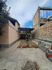 Продаётся участок 4,5 сотки с двумя домами - у дороги, возможно под за
