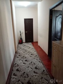 Parkent bozoriga yaqin joylashuvda 2/8/9 sotiladi