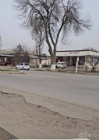 Uy sotiladi. Toshkentdan 48 km masofada. 8 sotix (800 kv. m). Narxi ke