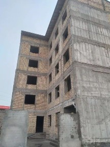 Здание вдоль центральной дороги Сергели, Куйлюк