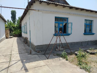 Уй сотилади 5 ҳона, ошҳона байни уй ичида, паравой атапления килинган.