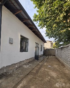 Кибрай тумани Байткургон махалласида 4 хона 3 сотихли уй сотилади.