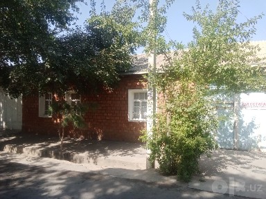 Жиззах Шахар марказида жойлашган ховли сотилади