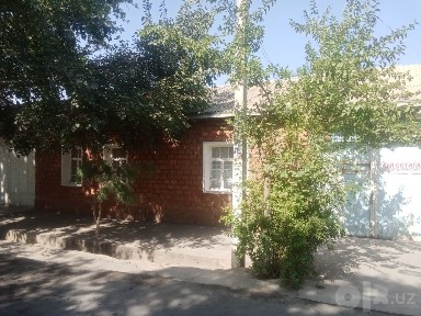 Жиззах Шахар марказида жойлашган ховли сотилади