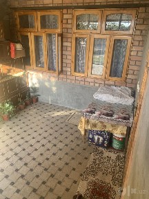 Uy sotiladi 2 xonali 3 xona qilingan Qo'shimchalari bor