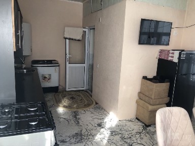 uy sotiladi 150 kv 3 hona oshxona adelnik jihozlari bilan svet gaz suv
