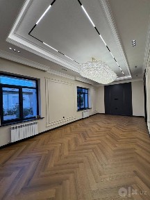 3 қаватли 7 хонали 500кв м. Енги ховли сотилади