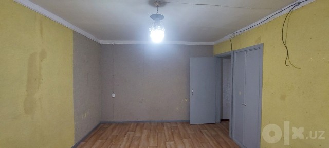 1 ком. квартира, 1/1/2 (1 этаж). Спутник 5 (Сергели). Дом деревянный.