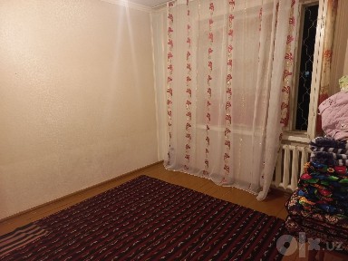Uch xonali kvartira sotiladi, birinchi qavat. Qibray markazida, makro.