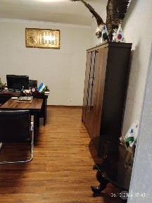 Срочно сдается офис 2 комнаты, на первом этаже, 1-линия. Мирабадский р