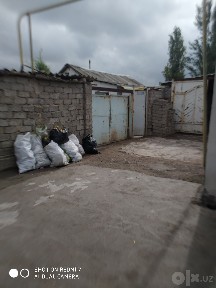 Кирпичный домик находиться рядом с центром.