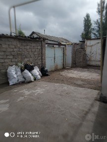 Кирпичный домик находиться рядом с центром.
