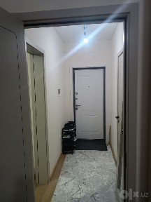 1 xonali kvartira sotiladi srochna